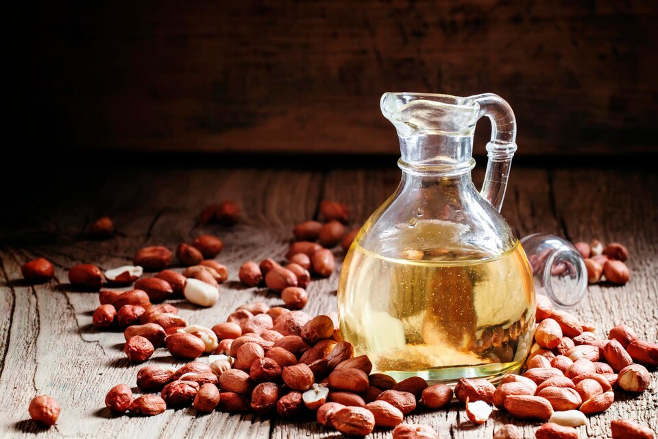 Cold pressed groundnut oil with raw peanuts